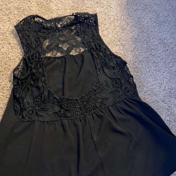 Open back lacy tank - Picture 3 of 3